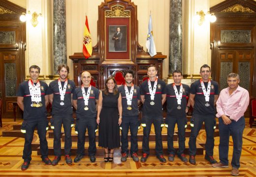 A alcaldesa felicita o equipo de bombeiros polas 11 medallas obtidas nas Olimpíadas de Chengdu, en China